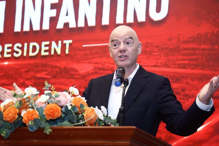Infantino phát biểu tại hội trường Trung tâm PVF. Chủ tịch FIFA chúc mừng tuyển Việt Nam lần đầu bảo vệ thành công ngôi vô địch ASEAN Cup và CLB Công an Hà Nội lần đầu góp mặt tại vòng bảng AFC Champions League Elite. "Việt Nam là đất nước tuyệt vời. Tôi tin Việt Nam sẽ trở thành cường quốc bóng đá, không chỉ ở Đông Nam Á hay châu Á mà còn trên thế giới. Đó chính là mục tiêu chúng ta cùng hướng tới", ông nói. Ảnh: PVF.