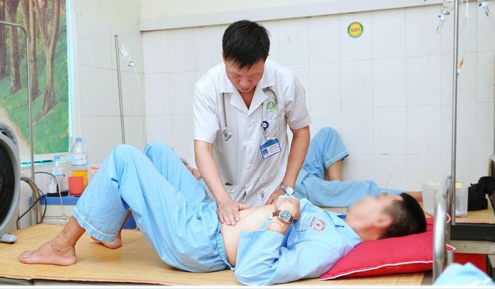 Bác sĩ thăm khám cho bệnh nhân 47 tuổi. Ảnh: BVCC.
