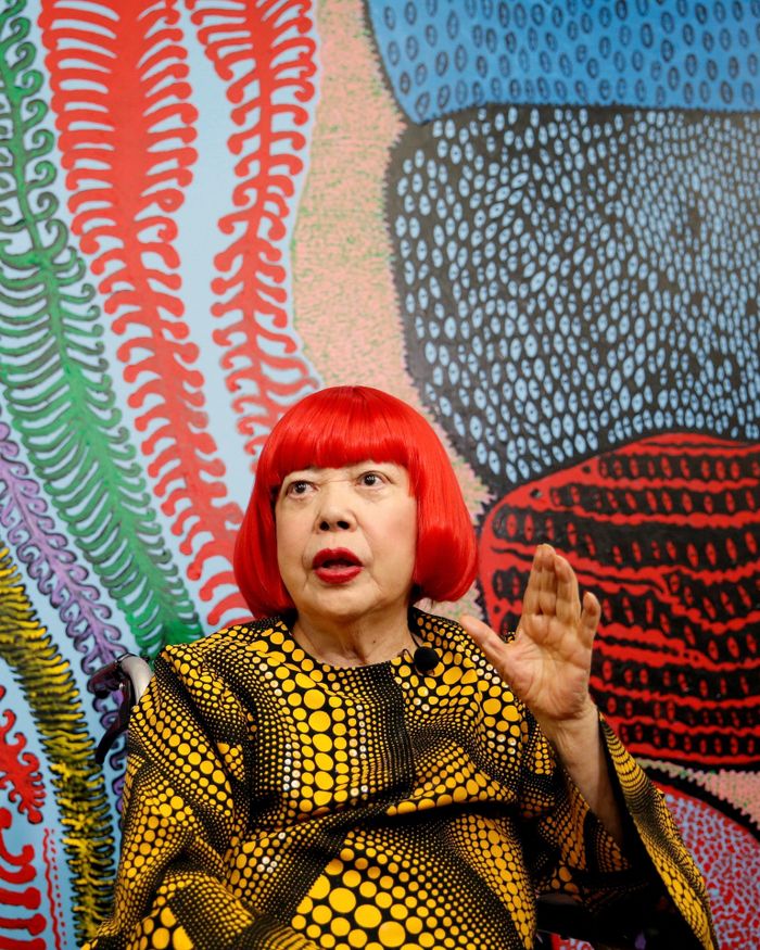 Đằng sau thế giới chấm bi và những không gian vô tận của Kusama là các ám ảnh và ảo giác đã theo bà từ thời thơ ấu. Nữ nghệ sĩ từng kể mình nhìn thấy đốm sáng, hoa văn và hình ảnh lan phủ khắp không gian, từ trần nhà, cửa sổ đến chính cơ thể. Ảnh: Toru Hanai/Reuters.