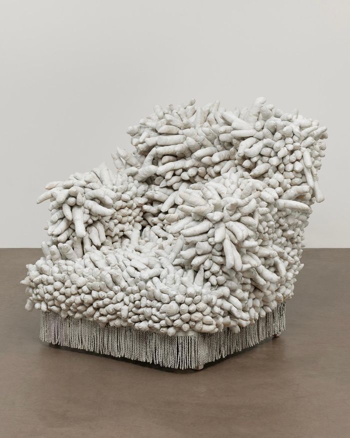 Ra đời năm 1962, Accumulation No. 1 (tạm dịch: Sự tích tụ) đánh dấu thời điểm Kusama đưa ý tưởng về sự lặp lại từ mặt tranh sang không gian ba chiều. Theo MoMA, bà phủ kín một chiếc ghế bành bằng hàng chục khối vải mềm được may, nhồi và sơn thủ công, có hình dạng gợi liên tưởng đến bộ phận sinh dục nam. Đây là tác phẩm đầu tiên trong loạt điêu khắc Accumulation của Kusama và cũng là một trong những ví dụ sớm của nghệ thuật điêu khắc mềm. Ảnh: MoMA.