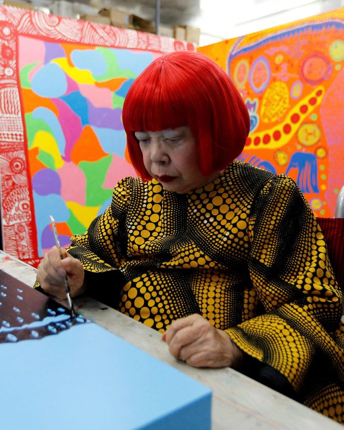 Yayoi Kusama qua đời ở tuổi 97, khép lại hành trình sáng tác kéo dài hơn 6 thập kỷ, theo Reuters. Tuy nhiên, dấu ấn của “nữ hoàng chấm bi” vẫn hiện diện qua những mạng lưới vô tận, quả bí ngô, căn phòng gương và nhiều tác phẩm đã trở thành biểu tượng của nghệ thuật đương đại. Cột mốc quan trọng trong sự nghiệp của Kusama đến vào năm 1993, khi bà trở thành nghệ sĩ Nhật Bản đầu tiên có triển lãm cá nhân tại gian Nhật Bản ở triển lãm mỹ thuật quốc tế Venice Biennale (Italy). Thành công của sự kiện góp phần thay đổi đáng kể cách giới nghệ thuật trong nước và quốc tế nhìn nhận bà. Ảnh: Luke MacGregor/Reuters.