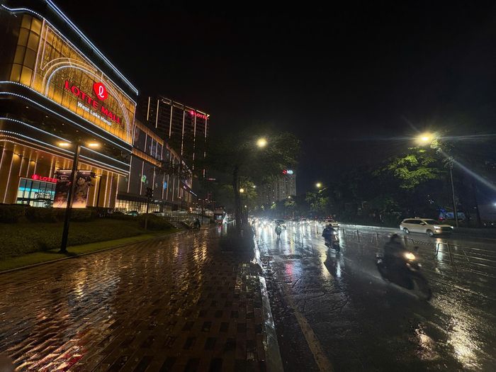  Lúc 19h30, đường Võ Chí Công cũng không ghi nhận ngập. Tuyến đường này có hệ thống kênh Thuỵ Phương đi qua giúp thoát nước hiệu quả. Ảnh: Đinh Hà. 