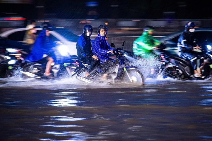  Công ty TNHH MTV Thoát nước Hà Nội đã huy động 100% quân số ứng trực tại các khu vực trọng điểm; tổ chức khơi thông dòng chảy, thu dọn rác tại các miệng thu, vận hành đồng bộ các trạm bơm, cửa phai và hệ thống hồ điều hòa nhằm tăng khả năng tiêu thoát nước. Nhờ đó, ngay khi cường độ mưa giảm, nước trên nhiều tuyến phố rút nhanh, giao thông từng bước trở lại bình thường. Ảnh: Đinh Hà. 