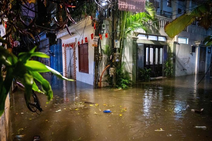  Ghi nhận lúc 20h, khu vực ngõ 42 Giang Văn Minh, ngõ 100 Đội Cấn (phường Đội Cấn) vẫn ngập khá sâu dù nhiều nơi tại nội thành Hà Nội nước mưa đã rút hết. Ảnh: Đinh Hà. 