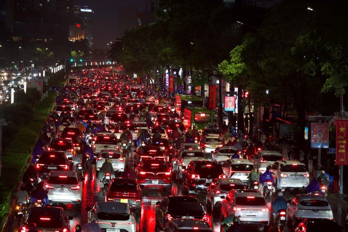  Đường Trần Duy Hưng không xảy ra ngập úng. Tuy nhiên, lượng phương tiện đông khiến dòng xe di chuyển chậm, kéo dài lúc khoảng 18h30. Ảnh: Viết Huy. 