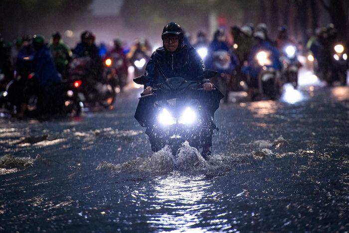  Theo số liệu lượng mưa do Công ty TNHH MTV Thoát nước Hà Nội cung cấp, lúc 18h, một số khu vực có lượng mưa khoảng 100 mm như Tây Mỗ 116,8 mm; Cầu Giấy 95 mm; Xuân Đỉnh 92mm. Mưa dồn dập đúng thời điểm người dân tan sở gây tình trạng ùn tắc kéo dài ở nhiều tuyến đường, trong đó có Cầu Giấy, Phạm Hùng, Hồ Tùng Mậu, Nguyễn Trãi, quốc lộ 6 và các tuyến vành đai 1, 2, 3, Minh Khai... Ảnh: Đinh Hà. 