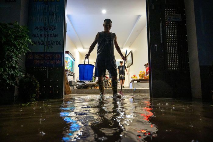  Sau trận mưa chiều nay, những khu vực từng thường xuyên xảy ra ngập sâu sau mưa lớn như tuyến Tố Hữu và một số điểm tại khu vực Mỹ Đình không còn xuất hiện tình trạng ngập úng nghiêm trọng như trước. Điều này cho thấy hiệu quả của một số công trình thoát nước và hồ điều hòa. Việc đưa hồ điều hòa Đồng Bông 2 (phường Đại Mỗ) cùng các công trình tiêu thoát nước liên quan vào vận hành đã góp phần tăng khả năng trữ, điều tiết nước mưa, giảm áp lực cho hệ thống thoát nước khu vực phía Tây thành phố. Trung tâm Dự báo Khí tượng Thủy văn Quốc gia cảnh báo trong mưa dông, người dân cần đề phòng lốc, sét và gió giật mạnh. Ảnh: Đinh Hà. 