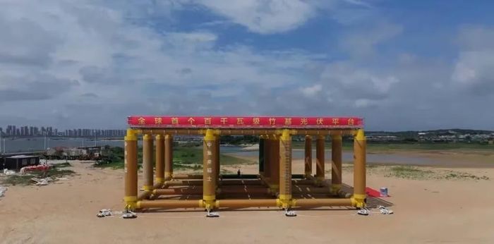  Giàn năng lượng mặt trời mới sử dụng các ống quấn tre làm khung đỡ chính, cũng như các "ống tre biển" cung cấp sức nổi và khả năng chịu tải. Ảnh: QQ.com. 