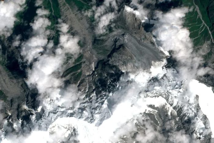  Ảnh chụp từ vệ tinh các sông băng tại khu vực Langtang, Nepal. Nhiệt độ tại Himalaya đang tăng nhanh gấp đôi mức trung bình toàn cầu. Ảnh: Reuters. 