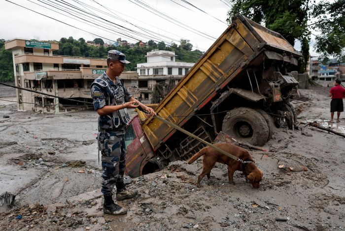 Nhiều quốc gia và tổ chức quốc tế đã nhanh chóng chung tay hỗ trợ Nepal sau thảm họa. Ảnh: Reuters.