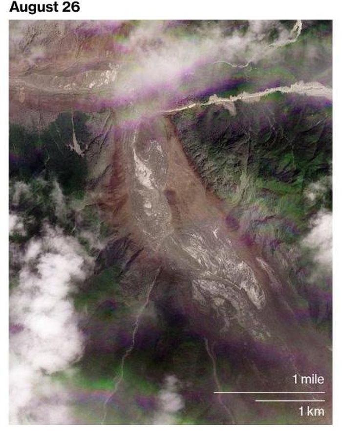 Ảnh vệ tinh từ Planet Labs so sánh khu vực biên giới Nepal - Trung Quốc trước và sau trận lũ quét. Ảnh: Bloomberg.