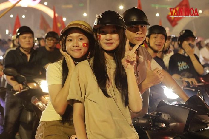 Người hâm mộ hòa vào dòng người, cùng cờ đỏ sao vàng mừng đội tuyển Việt Nam giành chức vô địch ASEAN Cup 2026