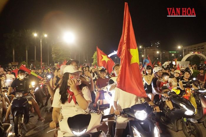 Những người hâm mộ mang theo lá cờ Tổ quốc, hô vang ăn mừng chiến thắng của đội tuyển bóng đá Việt Nam