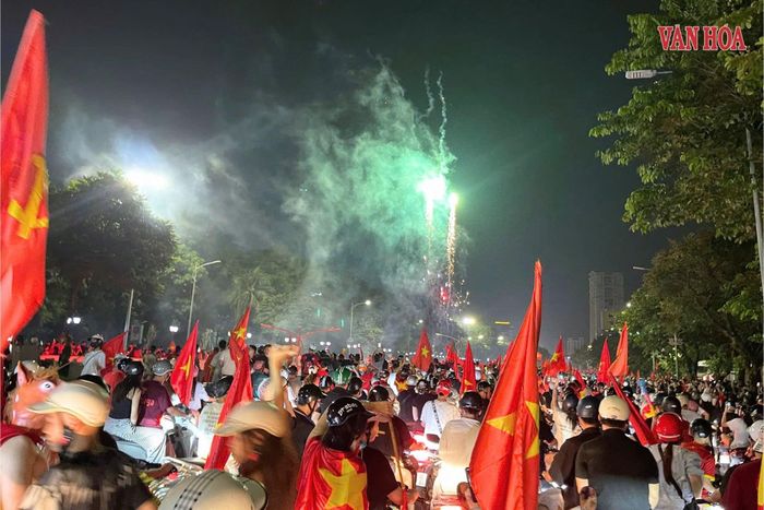 Khoảng 0h30 ngày 27.8, tại đường Đại Cồ Việt, người dân bắn pháo hoa tận hưởng niềm vui chiến thắng