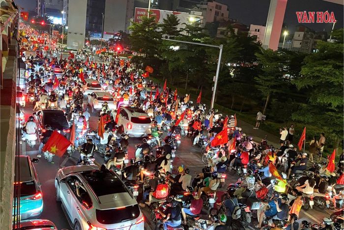 Sau chiến thắng ở trận lượt về chung kết ASEAN Cup 2026, đông đảo cổ động viên Việt Nam xuống đường, mang cờ đỏ sao vàng và hòa vào không khí ăn mừng