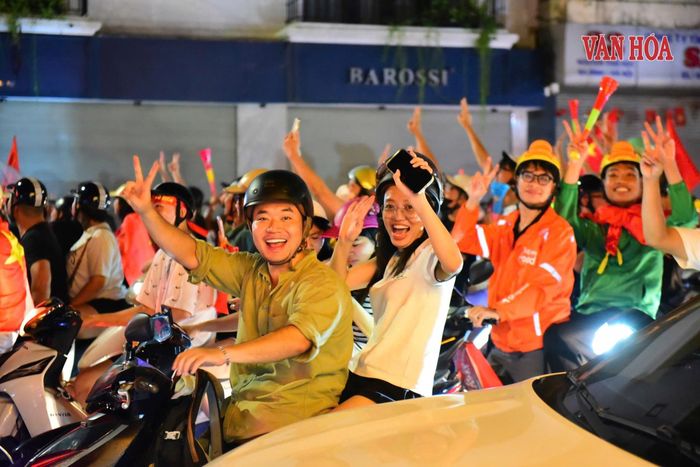 Ai cũng háo hứng, vui mừng trước chiến thắng của đội tuyển Việt Nam