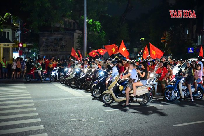 Đi bão vui là thế, nhưng ai cũng chấp hành nghiêm túc luật giao thông