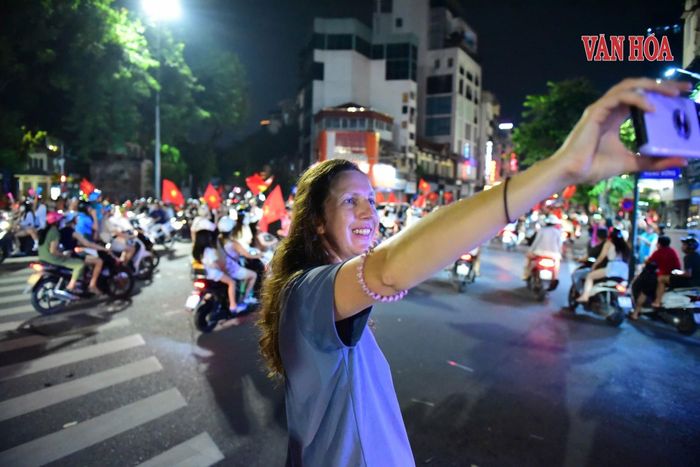 Du khách nước ngoài thích thú với trải nghiệm “đi bão” của Việt Nam