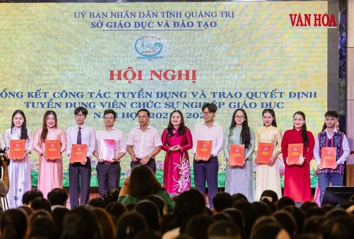 Lãnh đạo sở GD&ĐT cùng lãnh đạo sở Nội vụ tỉnh Quảng Trị trao quyết định trúng tuyển cho các thí sinh dự thi tuyển vào ngành GD&ĐT