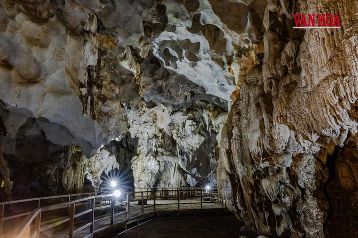 Vẻ đẹp thạch nhũ trong hang Sơn Kiều