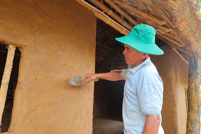 Những vách đất được đắp thủ công trên khung tre tạo nên vẻ đẹp mộc mạc cho ngôi nhà