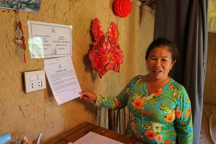 Bà Bùi Thị Sen bên ngôi nhà tranh của gia đình, nơi vừa đón khách lưu trú, vừa mang đến trải nghiệm gần gũi