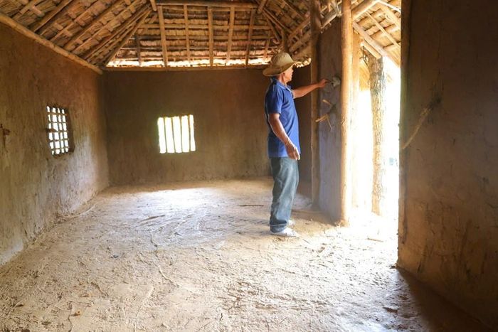 Không gian bên trong nhà tranh đang trong giai đoạn hoàn thành
