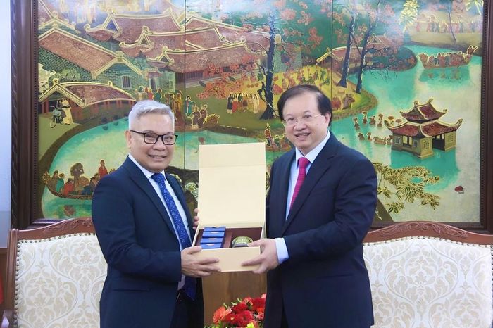 Thứ trưởng Tạ Quang Đông tặng quà lưu niệm ông Eric Zerrudo