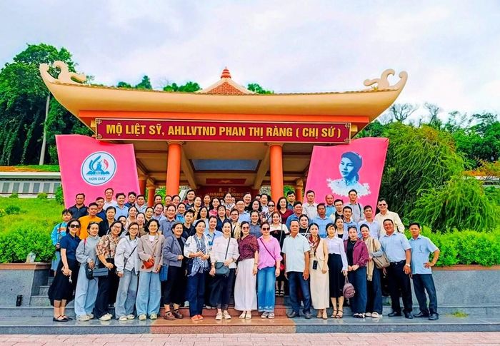 Các học viên viếng thăm mộ Anh hùng lực lượng vũ trang nhân dân Phan Thị Ràng (Chị Sứ)