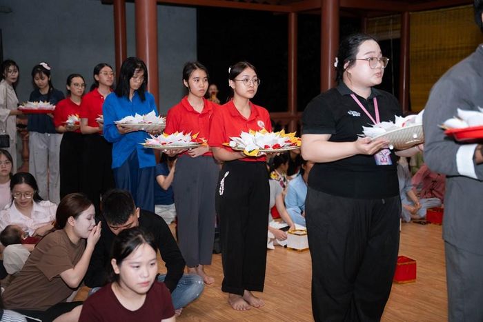 Các bạn trẻ thực hiện nghi thức dâng hoa
