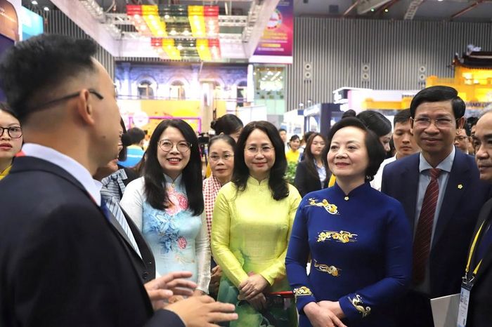 Phó Thủ tướng Chính phủ Phạm Thị Thanh Trà và lãnh đạo các bộ, ngành tham quan các gian hàng tại ITE HCMC 2026
