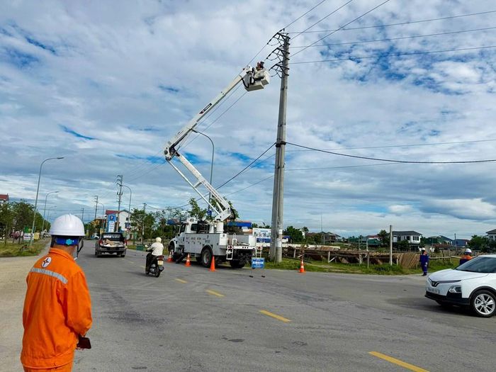 Điện lực Thành Sen phối hợp Đội hotline xử lý khiếm khuyết trên lưới điện