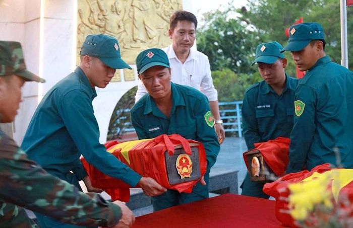 Sau bao năm tháng nằm lại giữa đại ngàn Hòn Chảo, 4 liệt sĩ đã trở về giữa vòng tay đồng đội