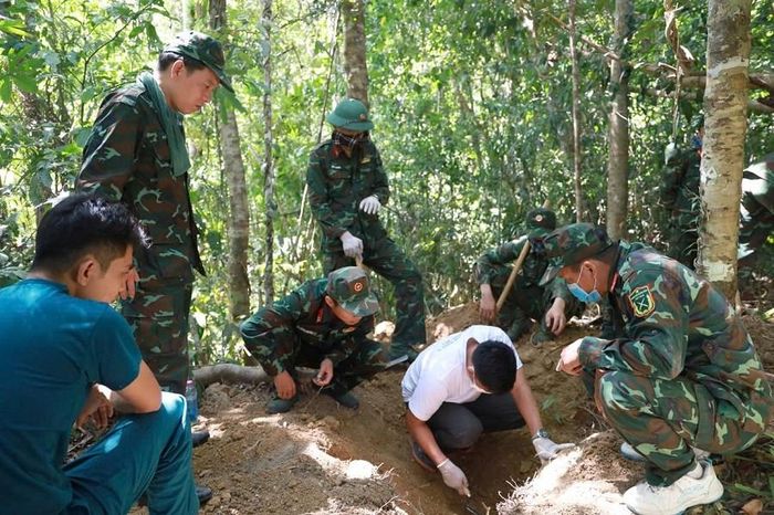 Đội quy tập cẩn thận tìm kiếm hài cốt các liệt sĩ