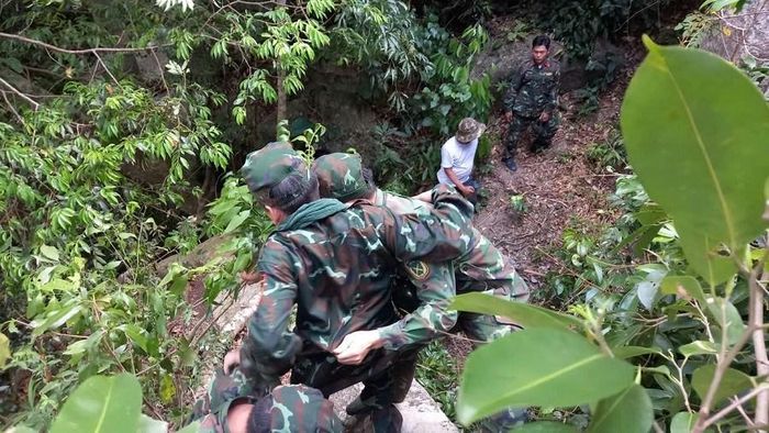 Cây rừng đan kín, gộp đá lớn và những vách núi dựng đứng không ngăn được bước chân của Đội tìm kiếm