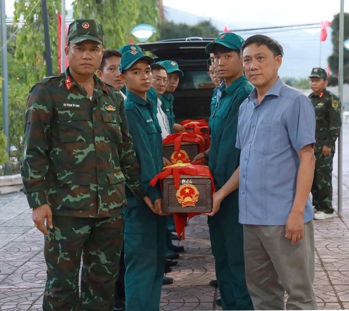 Đội quy tập cẩn thận đưa các liệt sĩ “xuống núi”