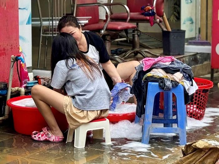 Sau khi nước lũ rút, các gia đình bắt đầu trở về để dọn dẹp, khôi phục sinh hoạt thường nhật
