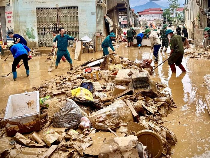 Người dân chung tay dọn dẹp sau lũ