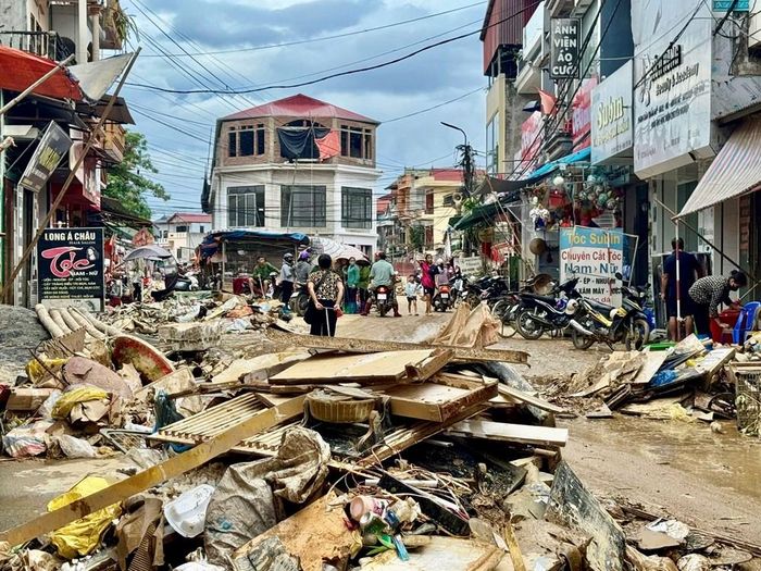 Khung cảnh tan hoang, rác thải ngổn ngang giữa lối đi sau trận lũ lớn
