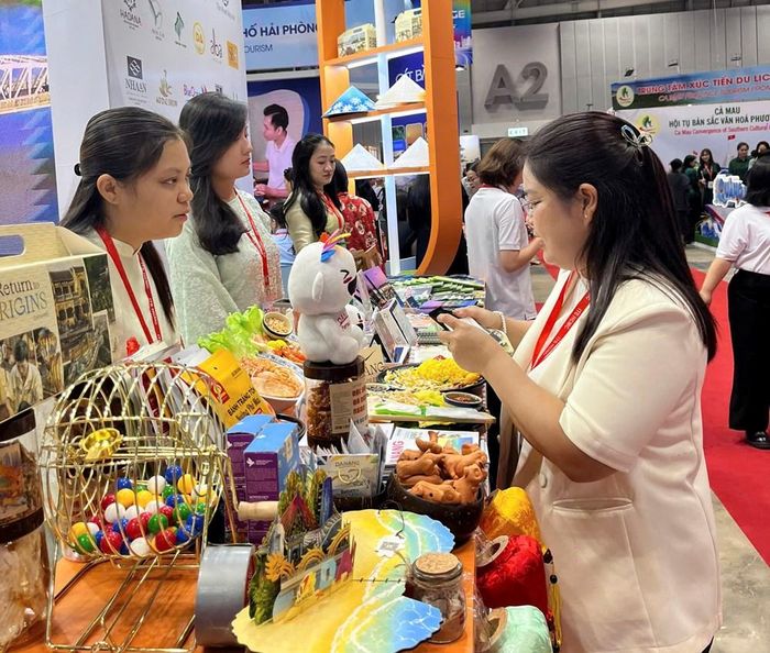 Tại hội chợ, khách tham quan có thể tìm hiểu và bình chọn “Top 100 điểm chạm Đà Nẵng”