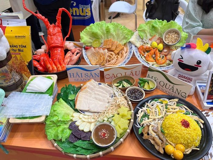 Tại không gian Đà Nẵng, những món ăn đặc trưng được giới thiệu như các “điểm chạm vị giác”, đưa du khách đến gần hơn với thành phố qua hương vị và câu chuyện phía sau mỗi món ăn