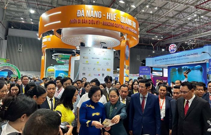 Phó Thủ tướng Chính phủ Phạm Thị Thanh Trà, Bộ trưởng Bộ VHTTDL Lâm Thị Phương Thanh, Thứ trưởng Bộ VHTTDL Hồ An Phong cùng các đại biểu tham quan các gian hàng tại ITE HCMC 2026