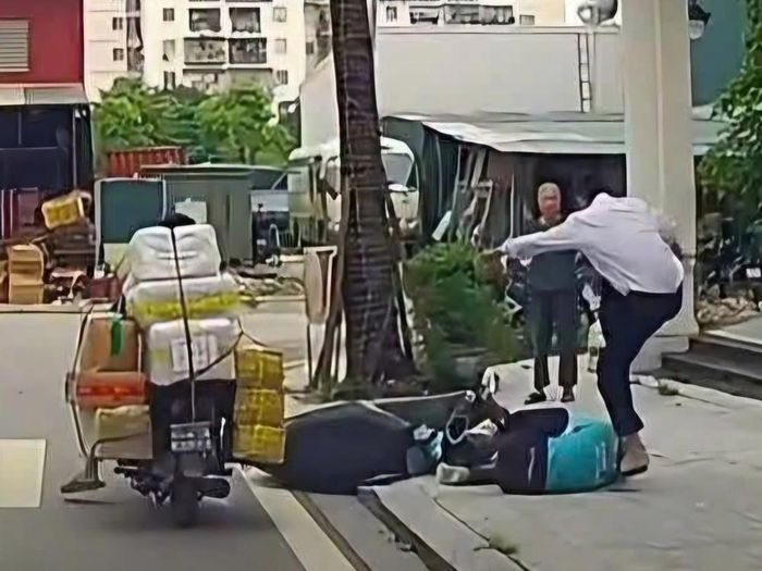 Đối tượng Lê Xuân Việt hành hung tài xế xe công nghệ. Ảnh cắt từ clip