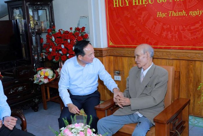 Ủy viên Bộ Chính trị, Bí thư Trung ương Đảng, Trưởng Ban Tuyên giáo Trung ương Trịnh Văn Quyết thăm hỏi, chúc sức khỏe đảng viên Nguyễn Xuân Trớc