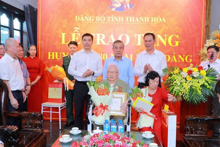 Lãnh đạo tỉnh Thanh Hóa tặng hoa và quà chúc mừng các đảng viên được nhận Huy hiệu 80 năm tuổi Đảng