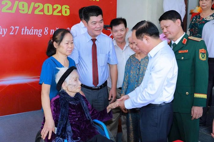 Ủy viên Bộ Chính trị, Bí thư Trung ương Đảng, Trưởng Ban Tuyên giáo Trung ương Trịnh Văn Quyết thăm hỏi, chúc sức khỏe đảng viên Lê Thị Thủy