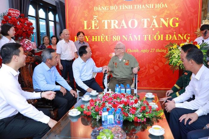 Ủy viên Bộ Chính trị, Bí thư Trung ương Đảng, Trưởng Ban Tuyên giáo Trung ương Trịnh Văn Quyết thăm hỏi, chúc sức khỏe đảng viên Trịnh Khắc Thuần