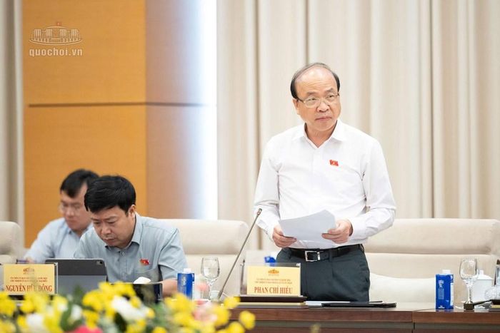 Chủ nhiệm Ủy ban Pháp luật và Tư pháp của Quốc hội Phan Chí Hiếu trình bày Báo cáo tóm tắt thẩm tra sơ bộ. Ảnh: Media Quốc hội