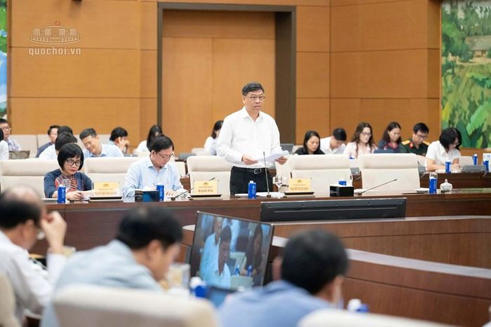 Thứ trưởng Bộ Xây dựng Nguyễn Xuân Sang trình bày Tờ trình tóm tắt dự thảo Bộ luật. Ảnh: Media Quốc hội