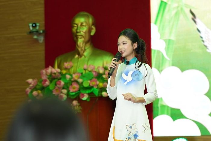 Nguyễn Trần Thảo Nhi (sinh năm 2014, lớp 7C, Trường THCS Ba Đồn - điểm chính, phường Ba Đồn, Quảng Trị) mang đến sân khấu câu chuyện “Thanh âm à ơi”